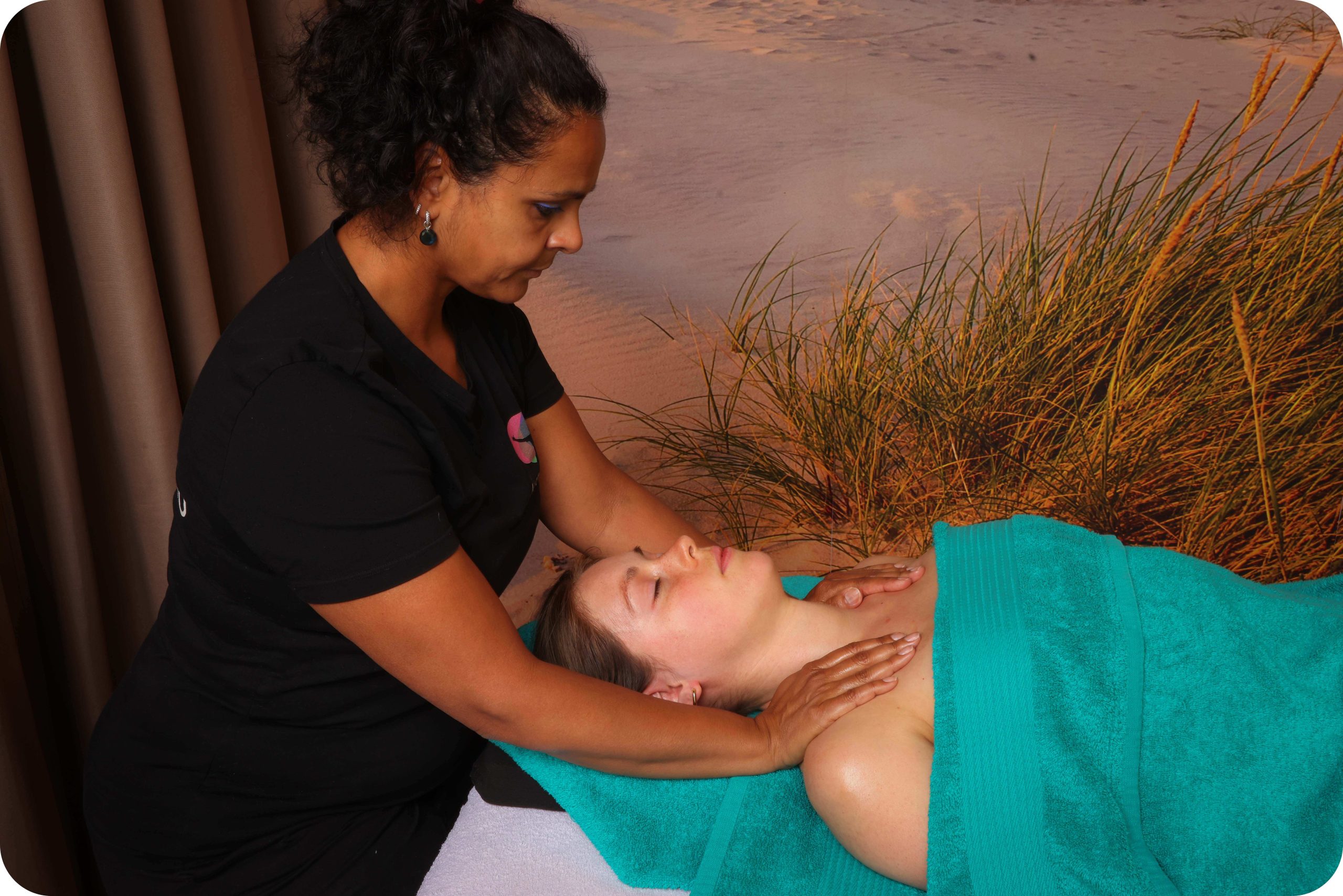 Noewar Wink geeft een dame een massage