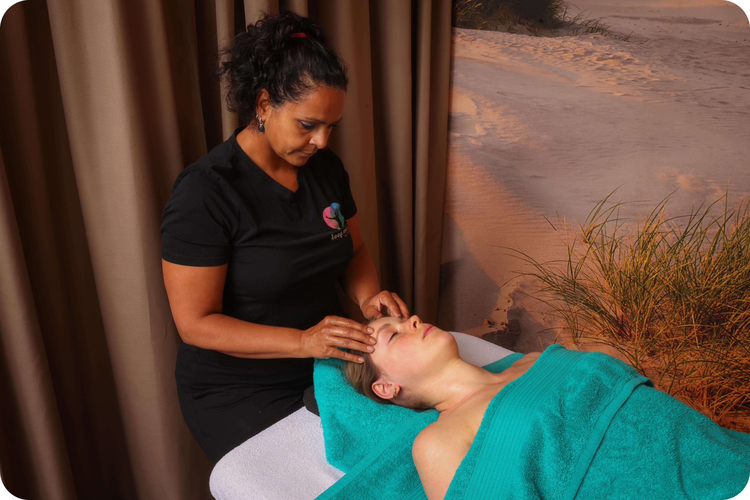 Noewara Wink geeft een dame een hoofdpijn massage